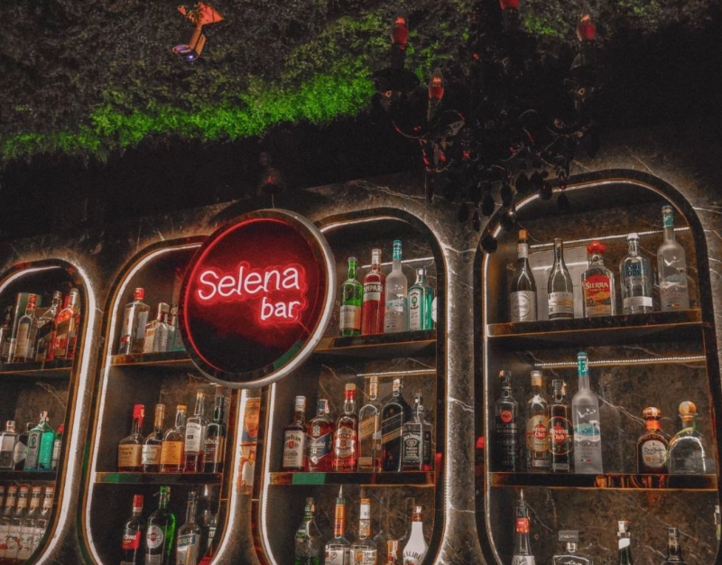 Selena Bar and Restaurant