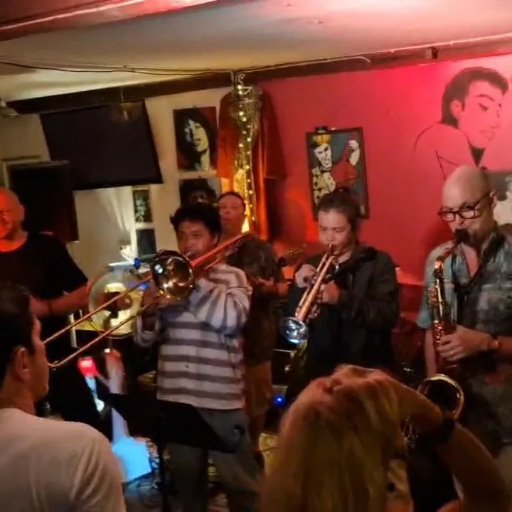 Thursday Night Live with Dee Band